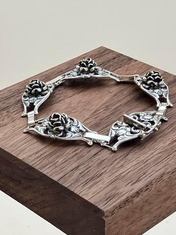 Zilveren armband met roosjes ( streeksieraad) beschikbaar voor biedingen
