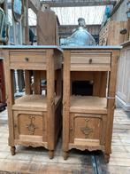 Twee Frans eiken landelijke kastjes nachtkastjes