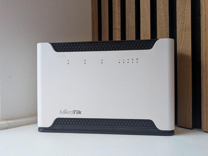 Te Koop: Mikrotik Chateau LTE12 - Krachtige 4G+ Router!, Computers en Software, Routers en Modems, Zo goed als nieuw, Router met modem