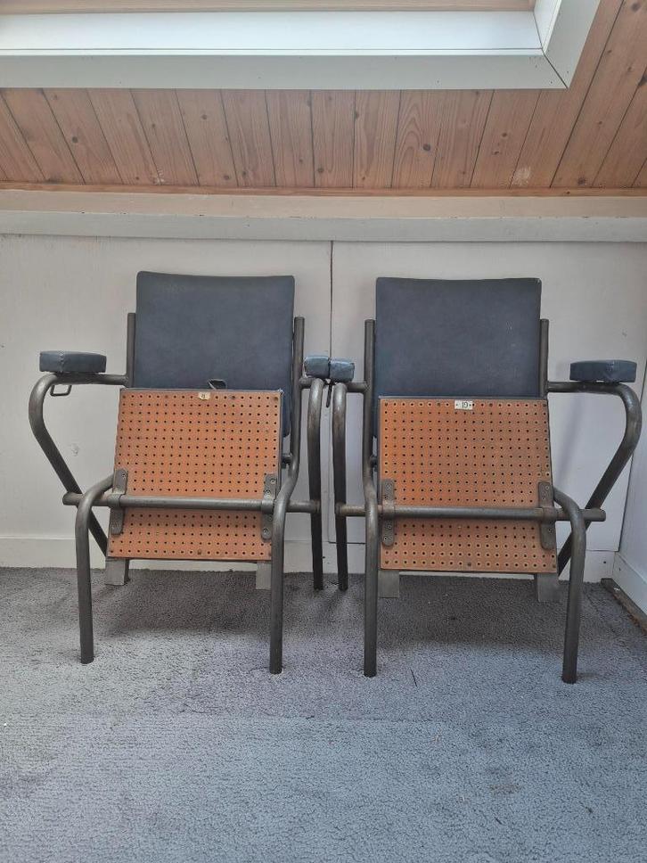 Twee vintage blauwe theaterstoelen, Huis en Inrichting, Stoelen, Gebruikt, Twee, Leer, Metaal, Blauw, Ophalen