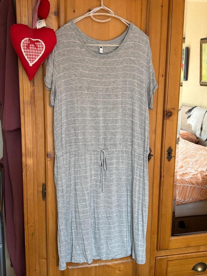Hema grijs jurkje met korte mouw mt L, Kleding | Dames, Jurken, Gedragen, Maat 42/44 (L), Grijs, Boven de knie, Ophalen of Verzenden