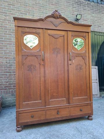 Oude antiek vintage art deco kledingkast kast demontabel  beschikbaar voor biedingen