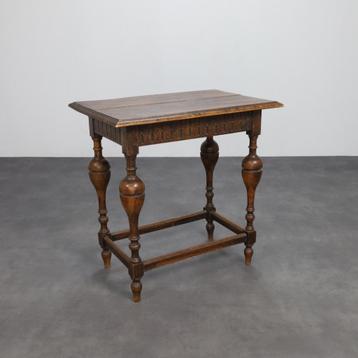 Classical Side Table beschikbaar voor biedingen