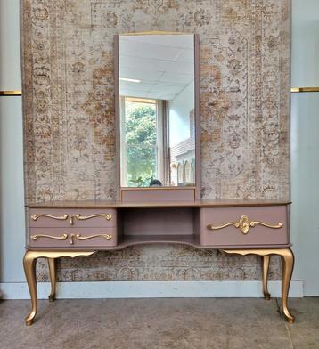 Kaptafel in roze en goud/ queen anne kast  beschikbaar voor biedingen