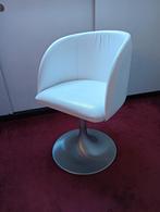 Witte draaistoel op metalen voet, Huis en Inrichting, Ophalen