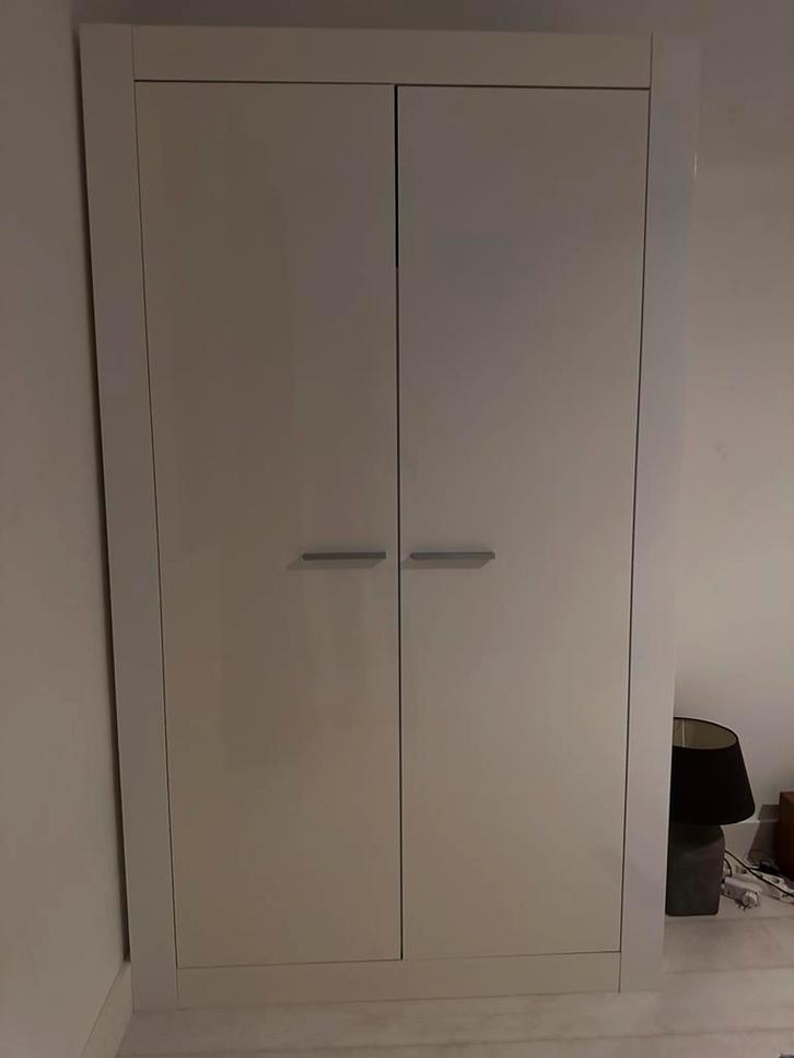 Hoogglans witte kledingkast - 123x22x210 cm, Huis en Inrichting, Kasten | Kledingkasten, Gebruikt, 200 cm of meer, 100 tot 150 cm