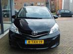 Toyota Yaris 1.0 VVT-i Now (bj 2014), Auto's, Stof, Gebruikt, 750 kg, Zwart