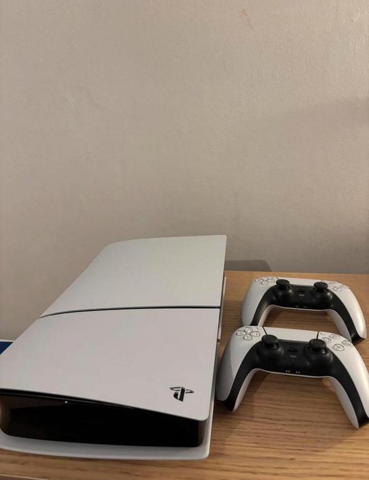 Playstation 5 Slim met 2 Controllers, Spelcomputers en Games, Spelcomputers | Sony PlayStation 5, Zo goed als nieuw, Playstation 5 Digital
