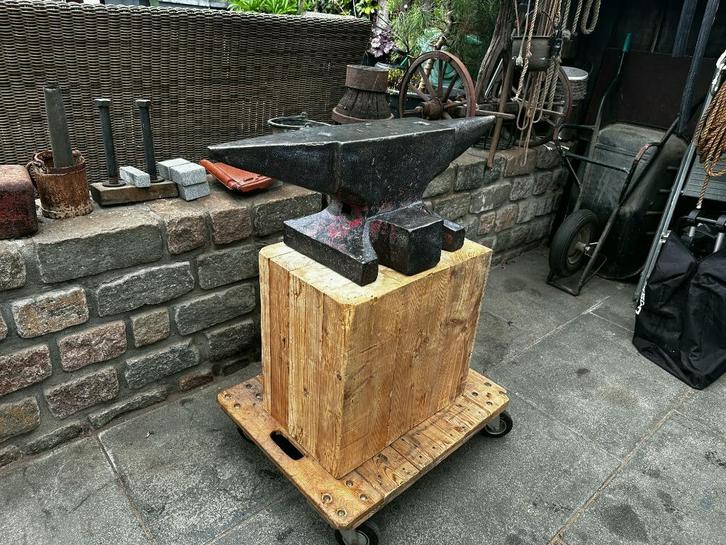 Aambeeld 250 kg., Doe-het-zelf en Verbouw, Gereedschap | Handgereedschap, Gebruikt, Ophalen