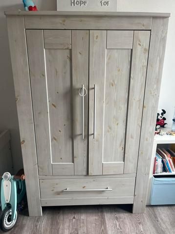 Baby kamer, ledikant, kast, commode, schspje, bijna gratis beschikbaar voor biedingen