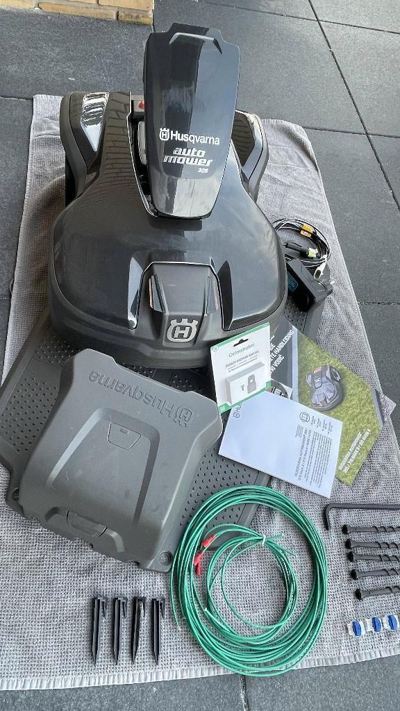 Van Particulier – Husqvarna 305 Robotmaaier, Tuin en Terras, Robotmaaiers, Gebruikt, 20 tot 25 cm, Met regensensor, Bestuurbaar via app