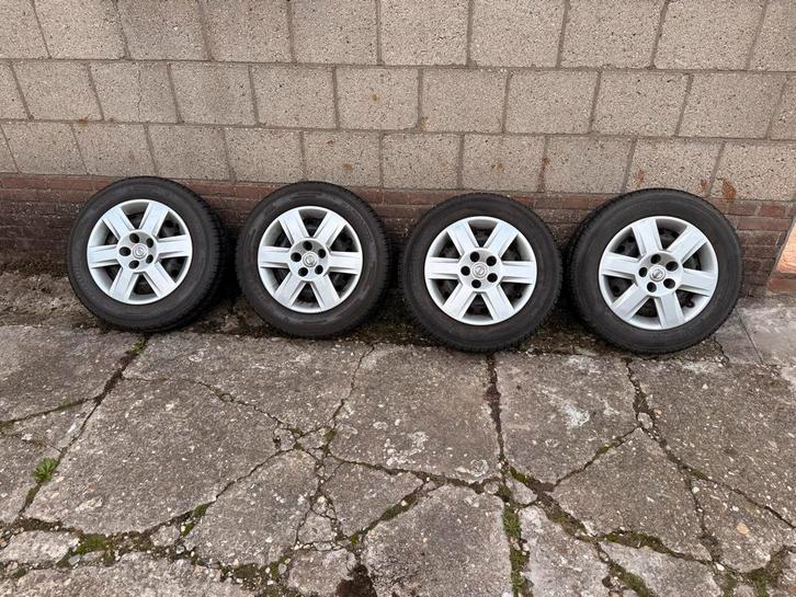 16 inch Winterbanden met Velgen & Doppen - Nissan Qashqai, Auto-onderdelen, Banden en Velgen, Banden en Velgen, Winterbanden, 16 inch