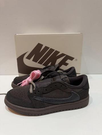 Jordan 1 low”TRAVIS SCOTT-VELVET” KIDS “30 tot 35” beschikbaar voor biedingen