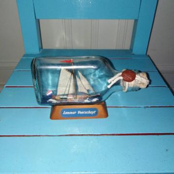 Bootje Lemmer veerschuyt in glazen flesje op standaard beschikbaar voor biedingen