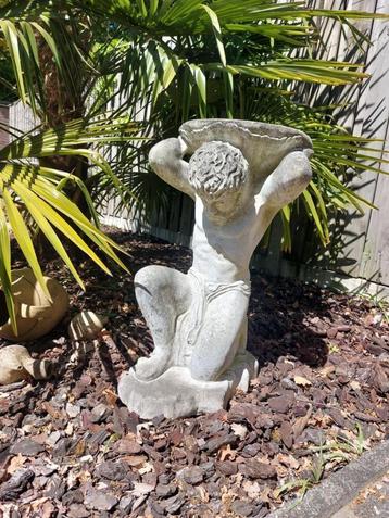 Atlas tuinbeeld met schaal bloembak vogeldrinkbak ornament beschikbaar voor biedingen
