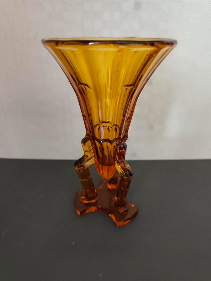Vintage amberkleurig glazen vaasje, jr. '30, 17 cm hoog, Antiek en Kunst, Antiek | Vazen, Ophalen of Verzenden
