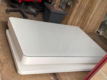 luxe lage kunststof salontafel met glasplaat op wielen beschikbaar voor biedingen