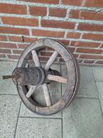 Oud houten karrewiel met smeedijzeren rand, Ophalen