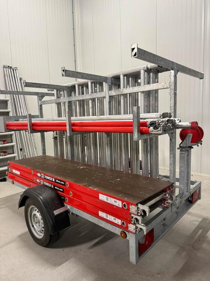 Altrex rolsteiger op nette aanhanger 9.2 meter werkhoogte, Doe-het-zelf en Verbouw, Steigers, Rolsteiger of Kamersteiger, 5 meter of hoger