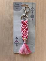 Sleutelhanger / hanger roze /  gebreid / gehaakt / macramé, Ophalen of Verzenden, Nieuw, Overige typen