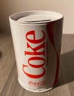 Wit klein blikje Coca-cola als spaarpot, h. 9,5 cm., Verzamelen, Spaarpotten, Overige materialen, Overige thema's, Gebruikt, Ophalen of Verzenden