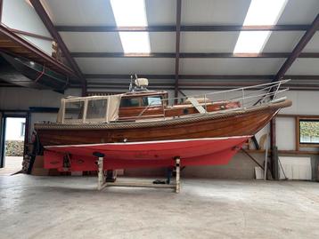 Houten vlet met opbouw beschikbaar voor biedingen