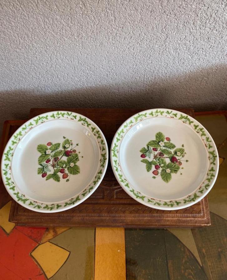 Portmeirion - Summer Strawberries borden, Huis en Inrichting, Keuken | Servies, Zo goed als nieuw, Bord(en), Overige stijlen, Aardewerk