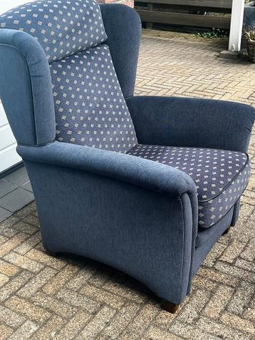 Fantastisch fijne fauteuil in moderne velvet stof met hocker beschikbaar voor biedingen