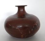 Bruine bolvaas fat lava met kleine hals, gemerkt (7704), Ophalen, Overige kleuren, Aardewerk of Porselein, Zo goed als nieuw