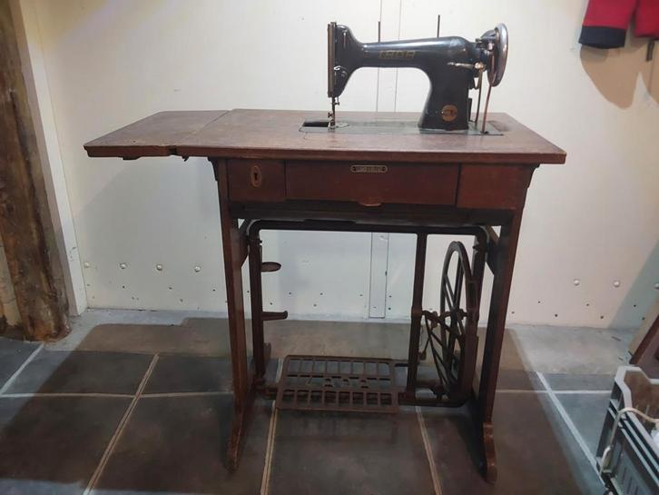 Antieke Lada Naaimachine met Tafel gebruiksaanwijzing 1951, Antiek en Kunst, Antiek | Naaimachines, Ophalen