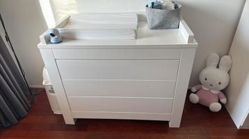 Witte hoogglans commode beschikbaar voor biedingen