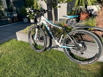 Zo goed als nieuwe dames cube access 17 “ moutainbike. beschikbaar voor biedingen