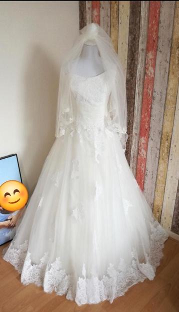 Prachtige Trouwjurk met Hoepel en Sluier beschikbaar voor biedingen