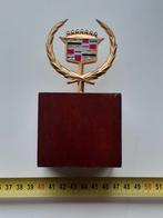 Cadillac Embleem / hoodornament op Houten Voetstuk, Ophalen of Verzenden, Gebruikt