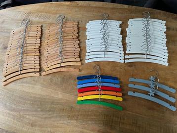 83 houten baby kledinghangers beschikbaar voor biedingen