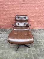 Vintage lounge chair met ottoman in Eames stijl, Ophalen of Verzenden, Gebruikt, Leer