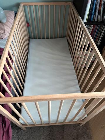Ledikant inclusief matras en topper beschikbaar voor biedingen