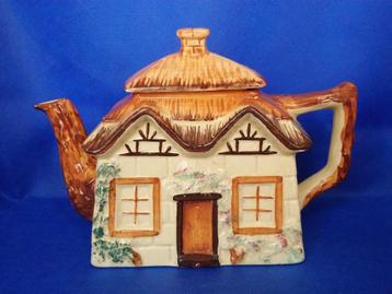Keele Pottery - theepot in de vorm van een cottage beschikbaar voor biedingen