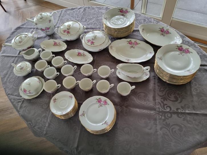 Compleet  12 delig ROZENSERVIES, Huis en Inrichting, Keuken | Servies, Nieuw, Compleet servies, Overige stijlen, Porselein, Ophalen