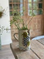 Vintage vaas /pot / kan. Aardewerk / keramiek druiven motief, Antiek en Kunst, Ophalen