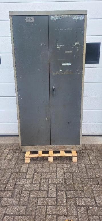 metalen kast beschikbaar voor biedingen