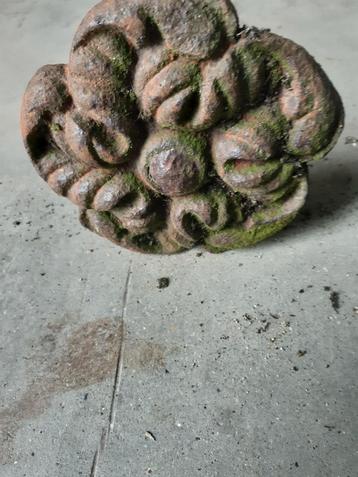 Antiek gegoten metalen muuranker, bloemmotief beschikbaar voor biedingen