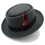 Grijze pork pie hoed met veer / heren dames wollen fedora, Kleding | Heren, Hoeden en Petten, Verzenden, Nieuw, 58 of 59 cm (L, 7¼ of ⅜ inch)