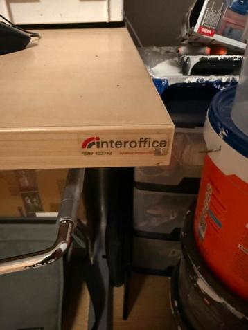 interoffice zit sta bureau  beschikbaar voor biedingen