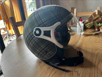 Leuke retrolook helm beschikbaar voor biedingen
