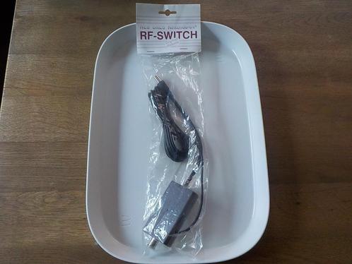 originele Nintendo RF-Switch nieuw in plastic nes snes n64, Spelcomputers en Games, Spelcomputers | Nintendo NES, Nieuw, Ophalen of Verzenden