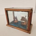 Antieke vitrine volkskunst art walnoot bootje vitrinekast, Ophalen of Verzenden
