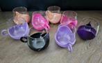 18x Vintage 70s theekopjes in gekleurde houder, Ophalen of Verzenden, Glas, Overige stijlen