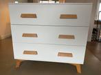Witte commode met houten details, Ophalen, Kunststof, 100 tot 150 cm, Zo goed als nieuw