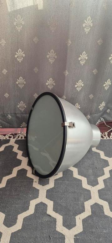 Industriële lamp  beschikbaar voor biedingen